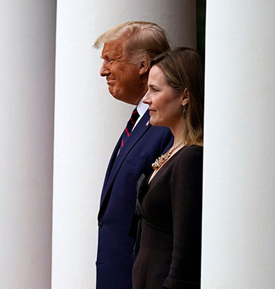 קוני בארט והנשיא טראמפ באירוע ההכרזה למועמדות שלה לעליון בגן הורדים / צילום: Alex Brandon, Associated Press