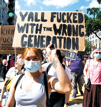 מפגינה בוושינגטון מניפה שלט שעליו כתוב: "התעסקתם עם הדור הלא נכון" / צילום: Michael Brochstein/Sipa USA, רויטרס