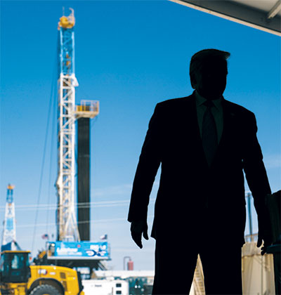 טראמפ בביקור במתקן הפקת נפט בטקסס. נחשב ל”חבר” של תעשיית הנפט בניגוד לביידן שרוצה לעבור לאנרגיות חלופיות / צילום: Evan Vucci, Associated Press