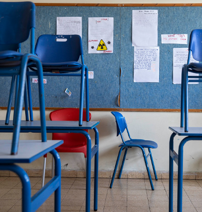 כיתה נטושה לאחר שמערכת החינוך בארץ הושבתה / צילום: Oded Balilty, Associated Press