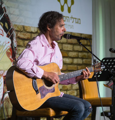 חמי רודנר בהופעה במגדלי הים התיכון / צילום: אודי גורן