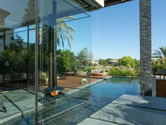 קירות הזכוכית מאפשרים חיבור ויזואלי בין פנים הבית לפארק שבחזיתו / צילום: אורי אקרמן