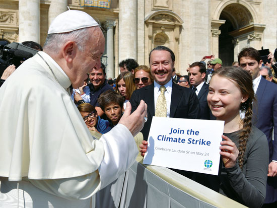 נתן את ברכת הדרך. במפגש עם האפיפיור בוותיקן באפריל / צילום: רויטרס