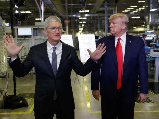 בסיור עם טראמפ במפעל של אפל בטקסס / צילום: AP - Evan Vucci