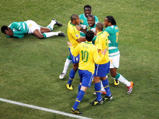הרבה כדורגל היה במשחק בין ברזיל לחוף השנהב, וגם הרבה אלימות / צילום: רויטרס