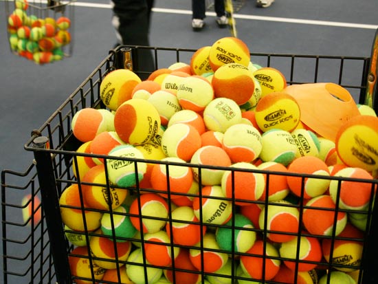 כדורי טניס קטנים / צילום: CHRISTINE PAN