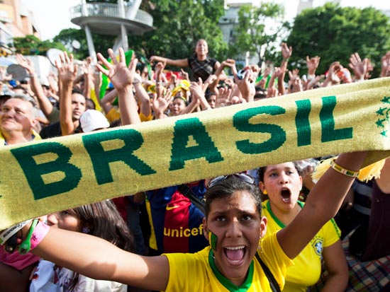חגיגות בברזיל לאחר ההכרזה על אירוח מונדיאל 2014 / צילום: רויטרס
