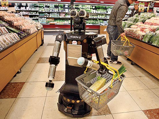 רובוט שעושה קניות בסופר, מסוג robovie-II/ צלם: רויטרס