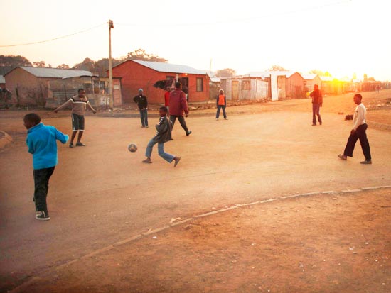 משחקים כדורגל בסווטו בדרום אפריקה / צילום: רויטרס
