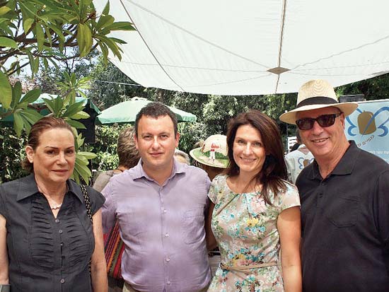 רפי בארי, סיליה ומת'יו גולד, רונית פדרמן, יריד מכירות לרגל ראש השנה / צילום: שגרירות בריטניה