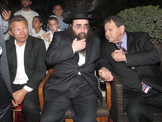 בנימין בן אליעזר, הרב יאשיהו פינטו, ארקדי גאידמק, חוגגים מימונה / צילום:יחצ בנימין בן אליעזר, הרב יאשיהו פינטו, ארקדי גאידמק, חוגגים מימונה / צילום:יחצ