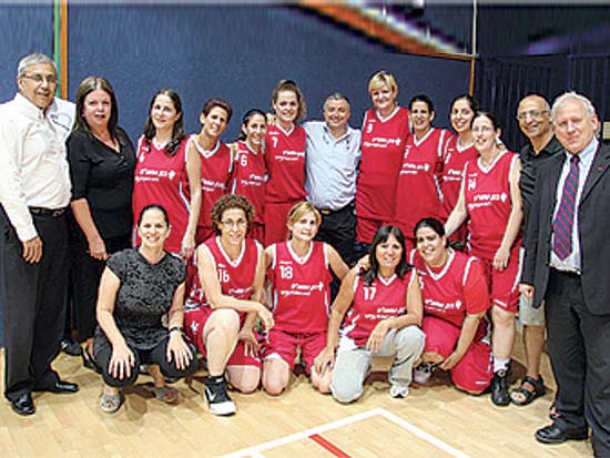 נבחרת הנשים בכדורסל של בנק הפועלים עם צמרת הבנק / צילום: אביב גוטליב