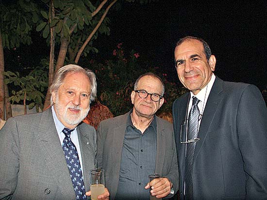 גלעד שר, רנן שור, דיוויד פאנטם, ארוחה חגיגית לכבוד המפיק האנגלי פאנטם / צילום: יחצ גלעד שר, רנן שור, דיוויד פאנטם, ארוחה חגיגית לכבוד המפיק האנגלי פאנטם / צילום: יחצ