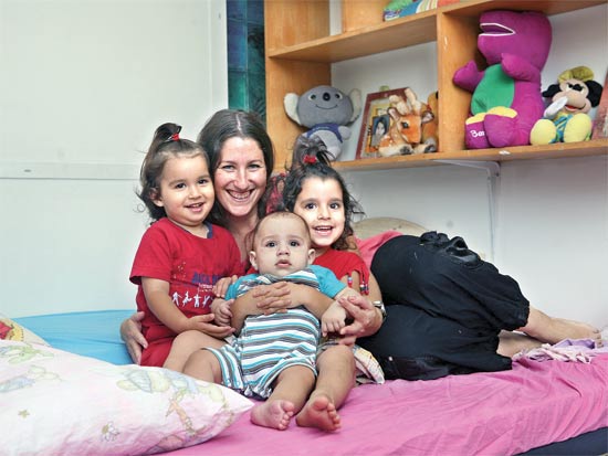 נעמה קינן-לוי עם שלושת הילדים / צילום: עינת לברון