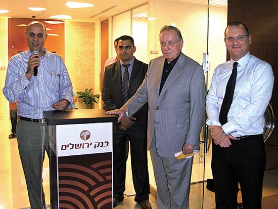 אורי פז, זלמן שובל, מארק אגברייה, מוסטפה גליון, חנוכת סניף בנק ירושלים באום אל פאחם / צילום: יחצ אורי פז, זלמן שובל, מארק אגברייה, מוסטפה גליון, חנוכת סניף בנק ירושלים באום אל פאחם / צילום: יחצ