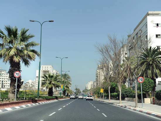 רחוב לוי אשכול תל אביב / צילום: תמר מצפי
