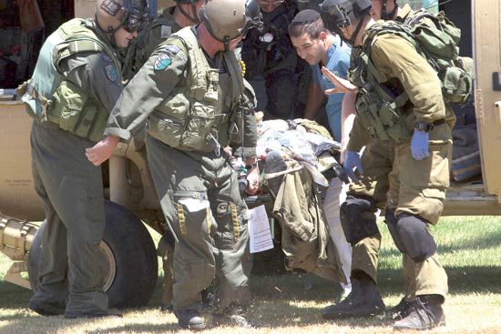 פצועים מובלים לבית חולים סורוקה / צילום: רויטרס