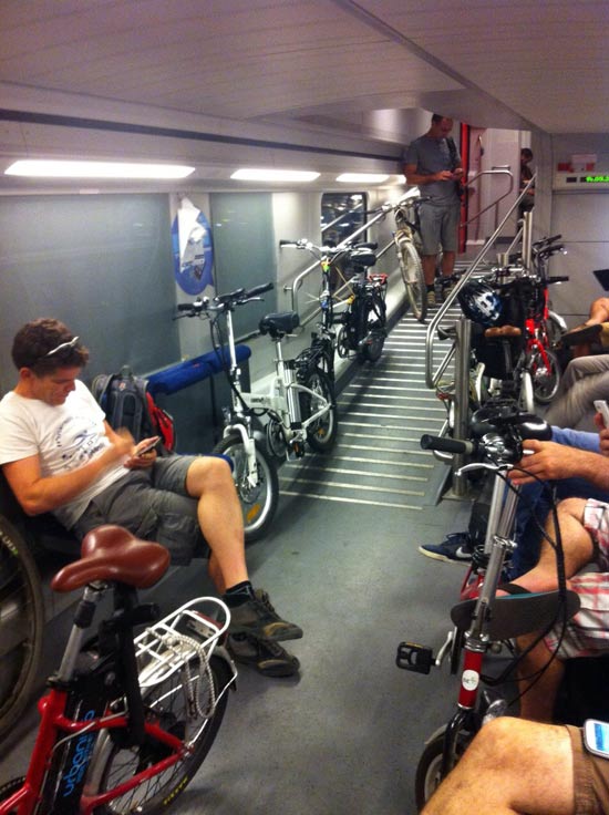 אופניים ברכבת / צילום: רז שיריזלי