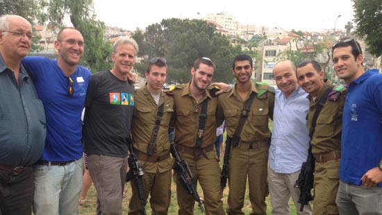 דר איבלר ג'רמי לוין,חיילים,מייקל אורן,ג'וש פלסטר וציקיעוד/ צילום:יחצ דר איבלר ג'רמי לוין,חיילים,מייקל אורן,ג'וש פלסטר וציקיעוד/ צילום:יחצ