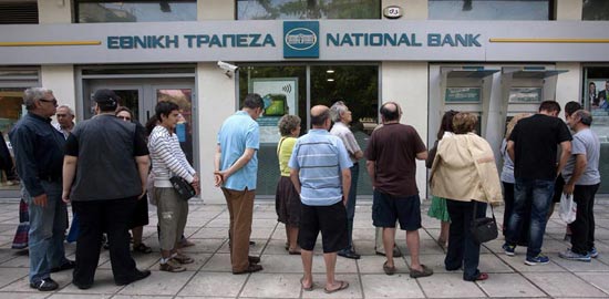 יוון, תור לכספומט / צילום: רויטרס