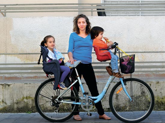 רוכבת אופניים תל אביבית / צילום: איל יצהר