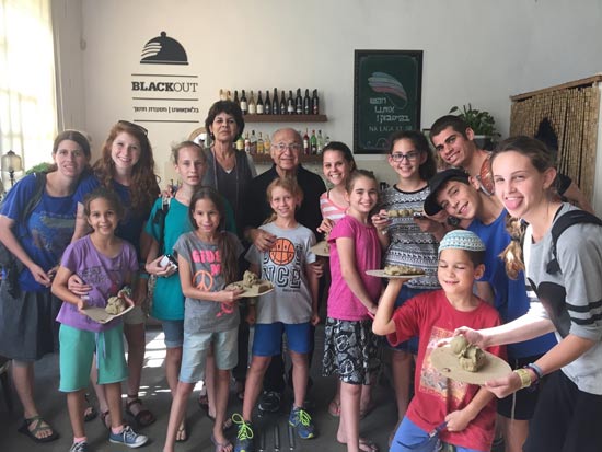 יעקב נאמן עם 23 מנכדיו / צלם: יחצ יעקב נאמן עם 23 מנכדיו / צלם: יחצ