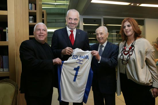 פרס, ראש ממשלת אלבניה ופיני גרשון/ צילום:מירי שמעונוביץ 