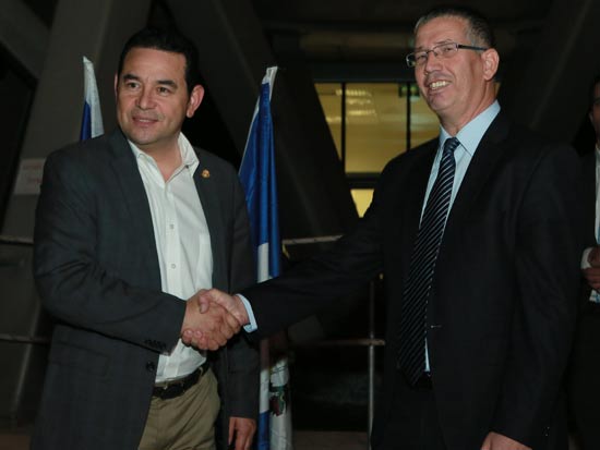 מנכ"ל מקורות שמעון בן חמו (מימין) ונשיא גואטמלה ג'ימי מוראלס/ צילום: משה ברקון מנכ"ל מקורות שמעון בן חמו (מימין) ונשיא גואטמלה ג'ימי מוראלס/ צילום: משה ברקון