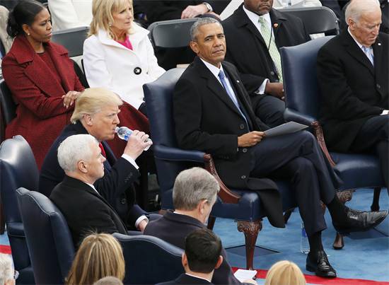 אובמה וטראמפ, בטקס השבת טראמפ לנשיא (צילום: רויטרס)