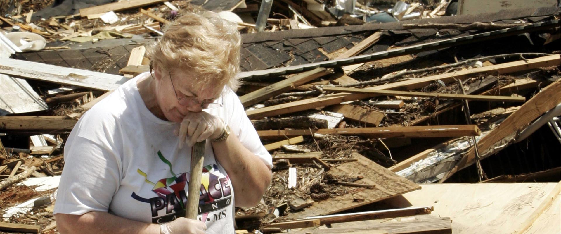 אישה בוכה על הרס ביתה אחרי הוריקן קתרינה / צילום: רויטרס