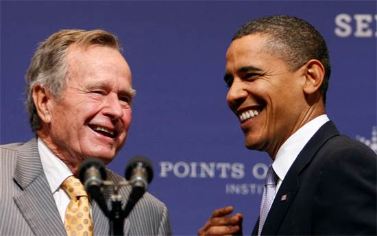 ברק אובמה וגו'רג' בוש האב / קרדיט צילום: REUTERS/Kevin Lamarque