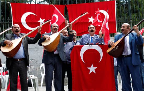נגנים בהפגנה נגד ארה"ב במרכז איסטנבול ב-16 באוגוסט / צילום: רויטרס