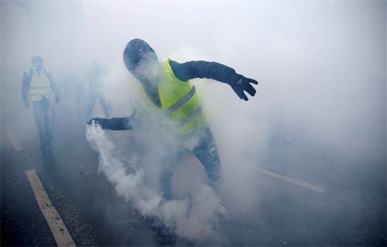 מחאות האפודים הזוהרים בצרפת /  רויטרס/Stephane Mahe