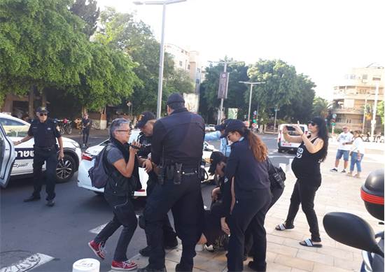 המשטרה עוצרת נשים שחסמו צמתים במחאת הנשים / צילום: ענת ביין