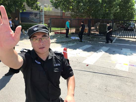 שוטר מרחיק עיתונאים מזירת הפיצוץ ליד שגרירות ארה"ב היום / צילום: רויטרס