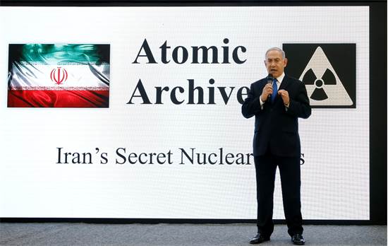 בנימין נתניהו במצגת על הגרעין האיראני \ צילום: רויטרס