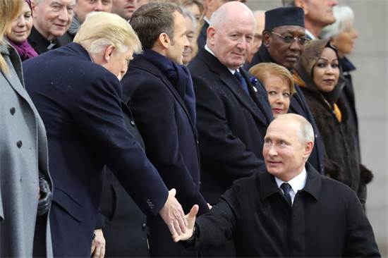 לחיצת היד הידידותית בין פוטין לטראמפ / צילום: Reuters