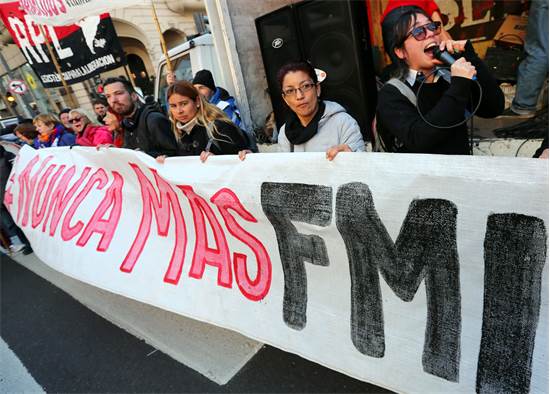 מפגינים עם בשלט שבו כתוב "IMF לעולם לא עוד" בהפגנה בסוף יולי / צילום: רויטרס