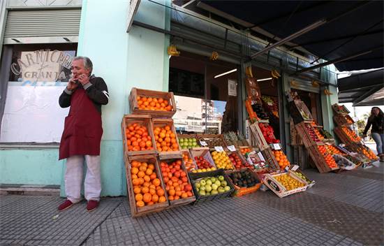 חנות ירקות בבואנוס איירס. מחירי המזון זינקו בשנה האחרונה / צילום: רויטרס