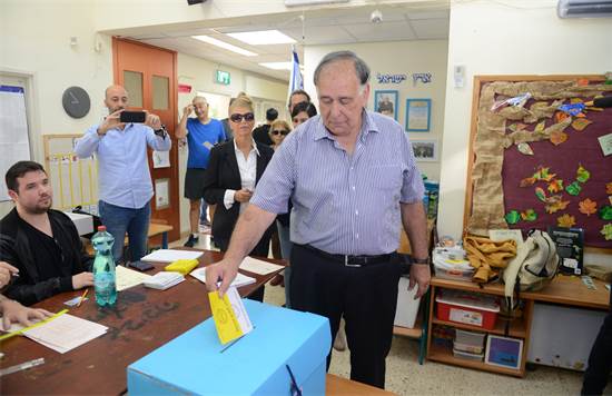 יונה יהב בקלפי - בבחירות לראשות העיר / יחצ יונה יהב בקלפי - בבחירות לראשות העיר / יחצ