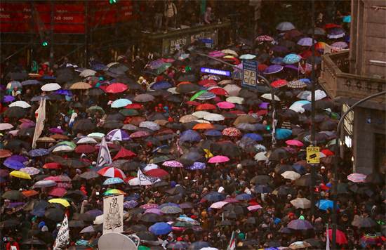 כ-100 אלף איש יצאו להפגין ברחובות בואנוס איירס ביום חמישי / צילום: רויטרס
