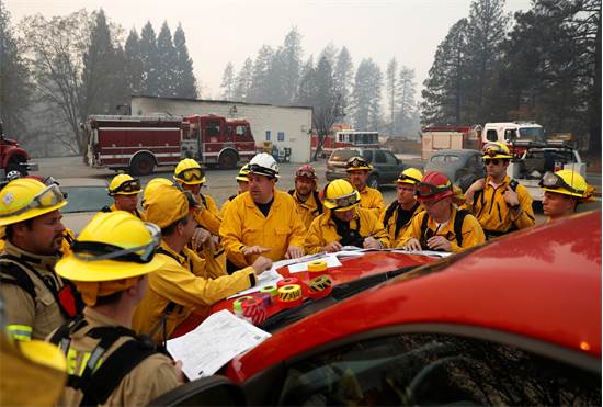 מכבי האש מנסים להשתלט על השריפות בקליפורניה / רויטרס
