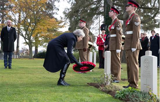 ראש ממשלת בריטניה תרזה מיי מניחה זר זכרון בטקס במונס, בלגיה / צילום: Reuters