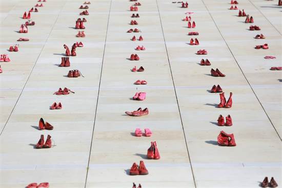 מיצג הנעליים למחאת הנשים נגד אלימות בכיכר הבימה בת"א / צילום: שלומי יוסף