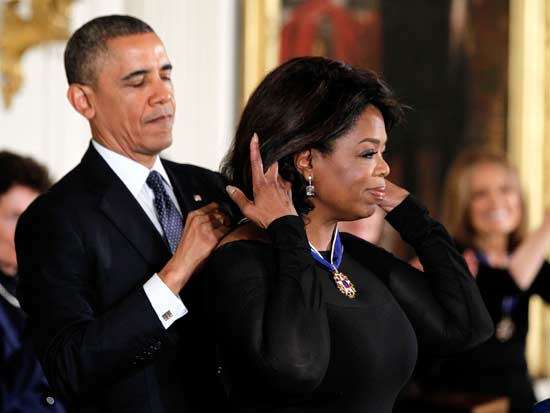 וינפרי מקבלת את מדליית החירות מהנשיא אובמה  / צילום: רויטרס - Jason Reed