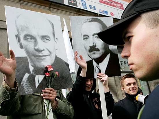 דיוקנאות המנהיגים הקומוניסטים בפולין גומולקה / צילום: רויטרס - Katarina Stoltz