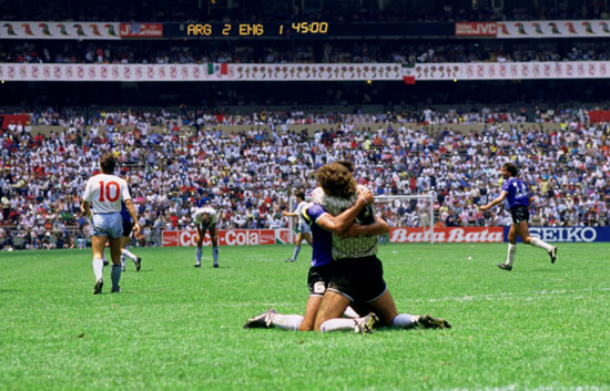חיבוק הניצחון של שחקני נבחרת ארגנטינה, 1986 צילום: רויטרס