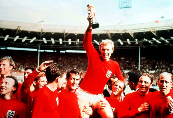 בובי מור, קפטן נבחרת אנגליה, מניף את הגביע, אנגליה 1966/ צילום: רויטרס