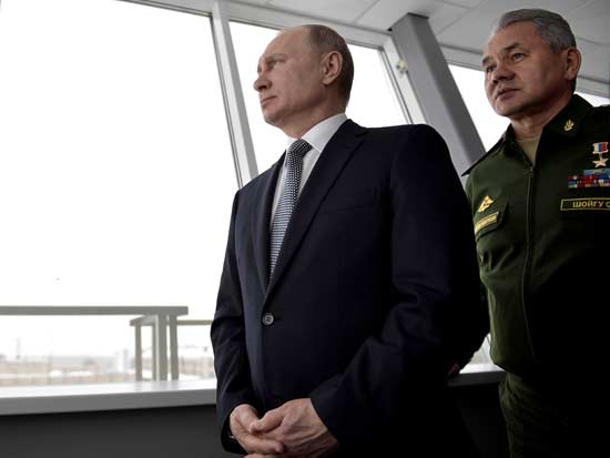 הנשיא פוטין ושר ההגנה סרגיי שויגו / צילום: רויטרס -  Alexei Nikolsky
