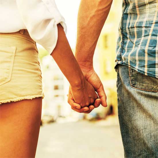 מחזיקים ידיים /צילום: יח"צ /צילום: Shutterstock/ א.ס.א.פ קרייטיב מחזיקים ידיים /צילום: יח"צ /צילום: Shutterstock/ א.ס.א.פ קרייטיב